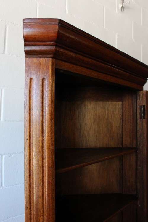 A fantastic 2-division Mahogany corner display unit cabinet with ample shelves and a glass door