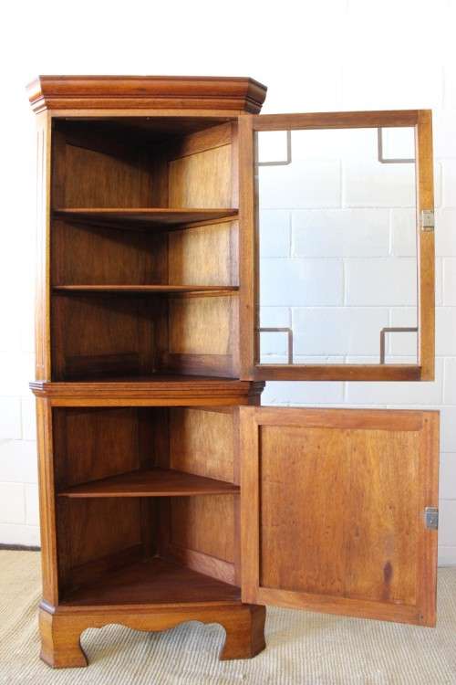 A fantastic 2-division Mahogany corner display unit cabinet with ample shelves and a glass door