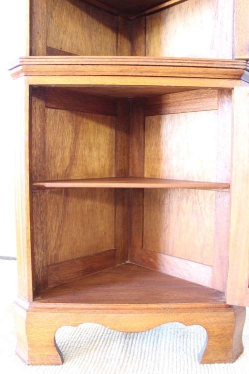 A fantastic 2-division Mahogany corner display unit cabinet with ample shelves and a glass door