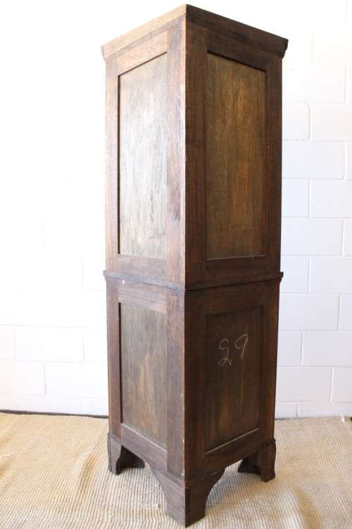 A fantastic 2-division Mahogany corner display unit cabinet with ample shelves and a glass door