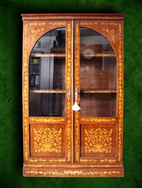 **RS17** A wonderful Mahogany double door display cabinet/ bookcase w/ stunning marquetry detailing!
