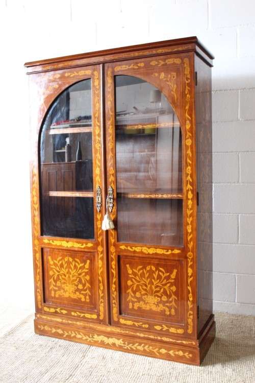 **RS17** A wonderful Mahogany double door display cabinet/ bookcase w/ stunning marquetry detailing!