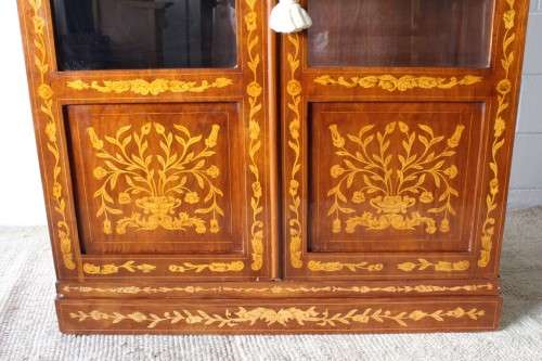 **RS17** A wonderful Mahogany double door display cabinet/ bookcase w/ stunning marquetry detailing!