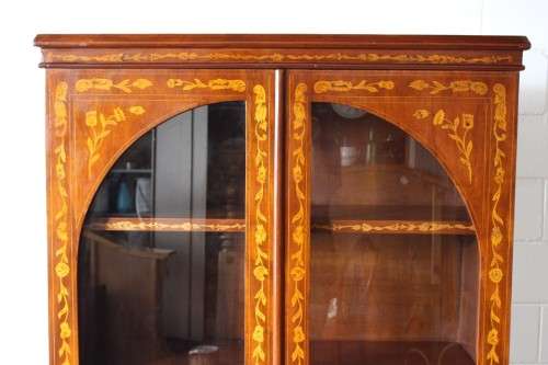 **RS17** A wonderful Mahogany double door display cabinet/ bookcase w/ stunning marquetry detailing!
