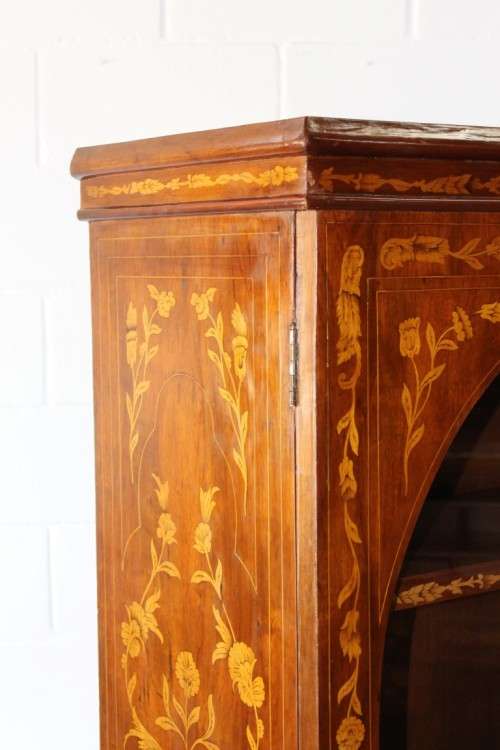 **RS17** A wonderful Mahogany double door display cabinet/ bookcase w/ stunning marquetry detailing!