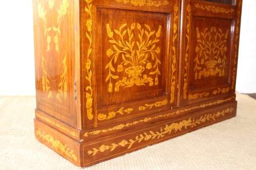 **RS17** A wonderful Mahogany double door display cabinet/ bookcase w/ stunning marquetry detailing!