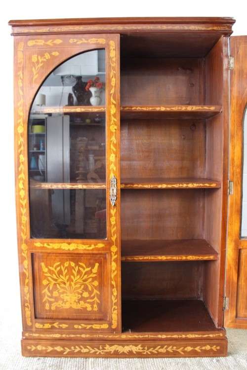 **RS17** A wonderful Mahogany double door display cabinet/ bookcase w/ stunning marquetry detailing!