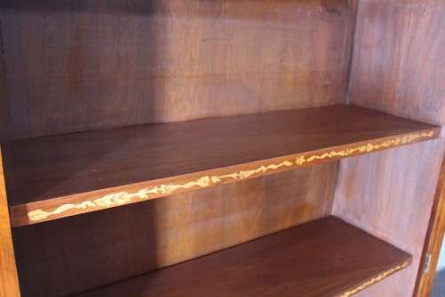 **RS17** A wonderful Mahogany double door display cabinet/ bookcase w/ stunning marquetry detailing!