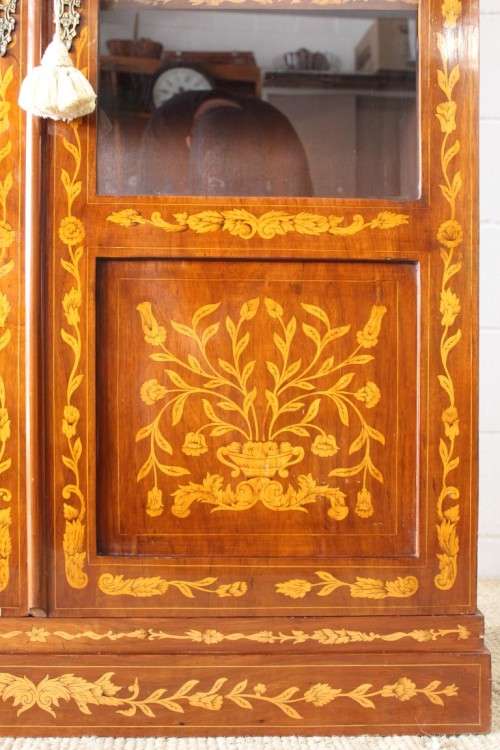 **RS17** A wonderful Mahogany double door display cabinet/ bookcase w/ stunning marquetry detailing!