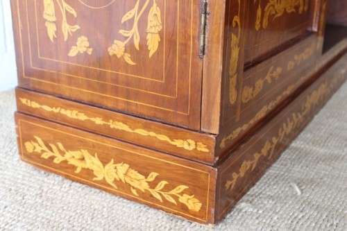 **RS17** A wonderful Mahogany double door display cabinet/ bookcase w/ stunning marquetry detailing!