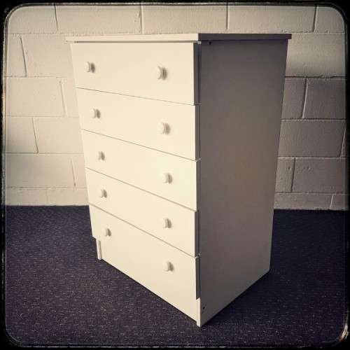A lovely white veneer 5-drawer chest of drawers in good condition - perfect for extra packing space