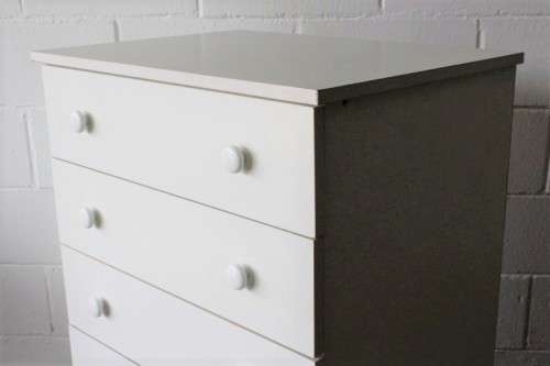 A lovely white veneer 5-drawer chest of drawers in good condition - perfect for extra packing space