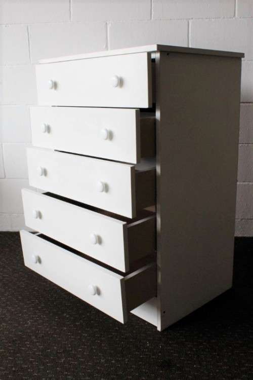 A lovely white veneer 5-drawer chest of drawers in good condition - perfect for extra packing space