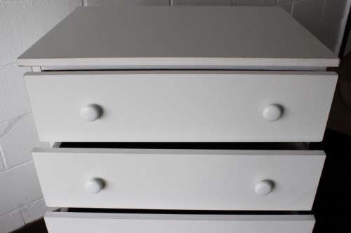 A lovely white veneer 5-drawer chest of drawers in good condition - perfect for extra packing space
