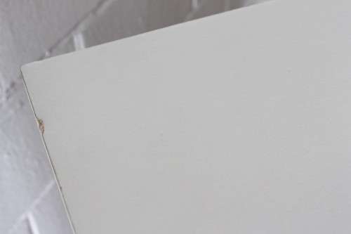 A lovely white veneer 5-drawer chest of drawers in good condition - perfect for extra packing space