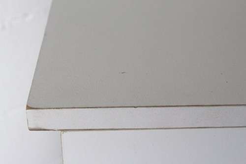 A lovely white veneer 5-drawer chest of drawers in good condition - perfect for extra packing space