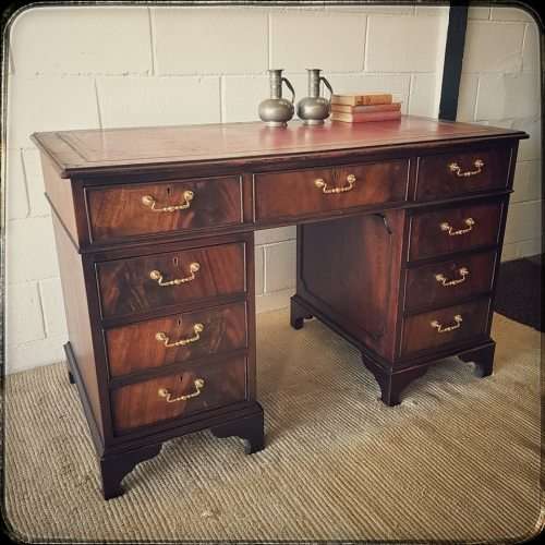 **RS17** A vintage Georgian-style Mahogany 9-drawer pedestal desk with a leather top - AMAZING!!