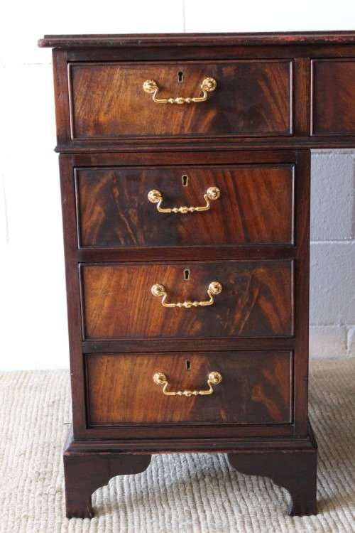 **RS17** A vintage Georgian-style Mahogany 9-drawer pedestal desk with a leather top - AMAZING!!
