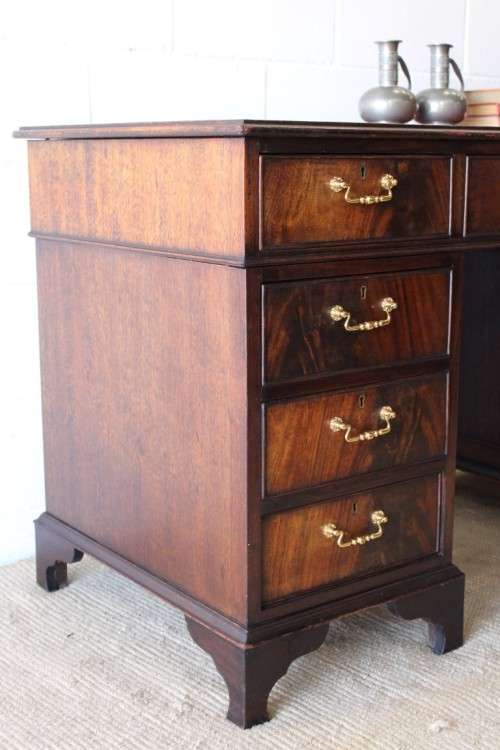 **RS17** A vintage Georgian-style Mahogany 9-drawer pedestal desk with a leather top - AMAZING!!