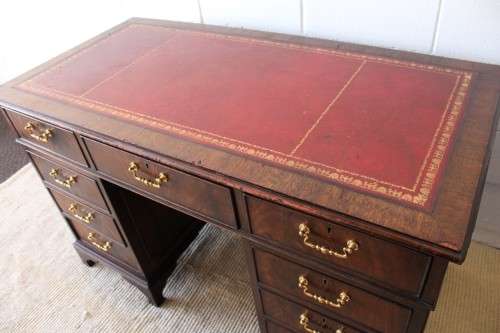 **RS17** A vintage Georgian-style Mahogany 9-drawer pedestal desk with a leather top - AMAZING!!