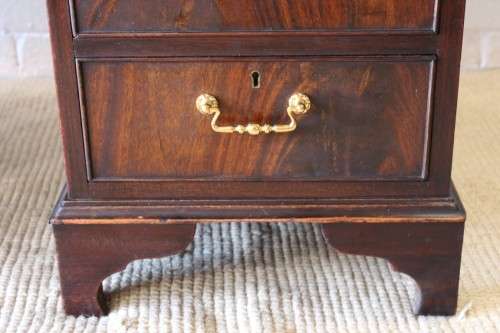 **RS17** A vintage Georgian-style Mahogany 9-drawer pedestal desk with a leather top - AMAZING!!