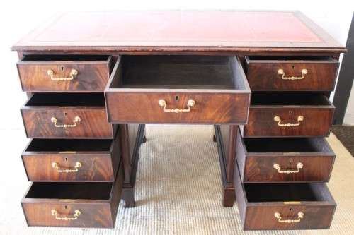 **RS17** A vintage Georgian-style Mahogany 9-drawer pedestal desk with a leather top - AMAZING!!
