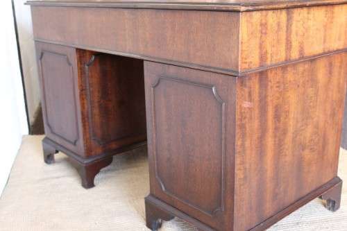 **RS17** A vintage Georgian-style Mahogany 9-drawer pedestal desk with a leather top - AMAZING!!