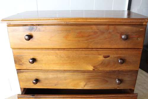 A lovely and uncomplicated vintage six-drawer chest of drawers with ample storage space!!