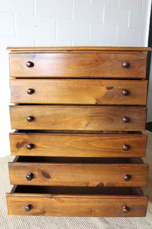 A lovely and uncomplicated vintage six-drawer chest of drawers with ample storage space!!