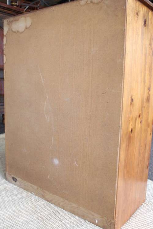 A lovely and uncomplicated vintage six-drawer chest of drawers with ample storage space!!