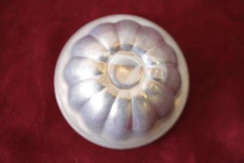 An awesome set of 16x scarce vintage aluminium jelly/ pudding/ dessert moulds in great condition