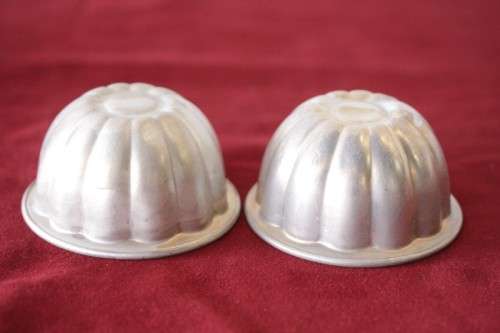 An awesome set of 16x scarce vintage aluminium jelly/ pudding/ dessert moulds in great condition