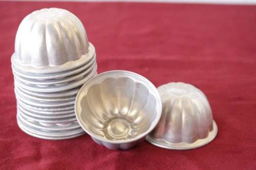 An awesome set of 16x scarce vintage aluminium jelly/ pudding/ dessert moulds in great condition
