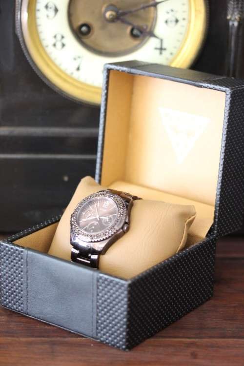 **RS17** A stylish original GUESS ladies wrist watch in its original box with extra links included!