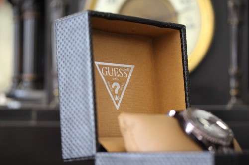 **RS17** A stylish original GUESS ladies wrist watch in its original box with extra links included!