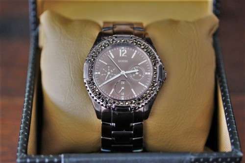 **RS17** A stylish original GUESS ladies wrist watch in its original box with extra links included!
