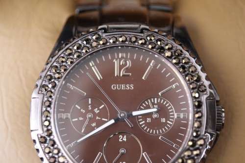 **RS17** A stylish original GUESS ladies wrist watch in its original box with extra links included!