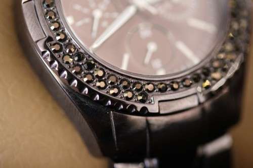 **RS17** A stylish original GUESS ladies wrist watch in its original box with extra links included!