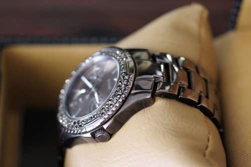 **RS17** A stylish original GUESS ladies wrist watch in its original box with extra links included!