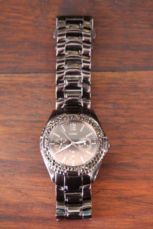 **RS17** A stylish original GUESS ladies wrist watch in its original box with extra links included!