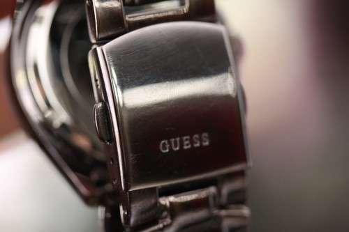 **RS17** A stylish original GUESS ladies wrist watch in its original box with extra links included!