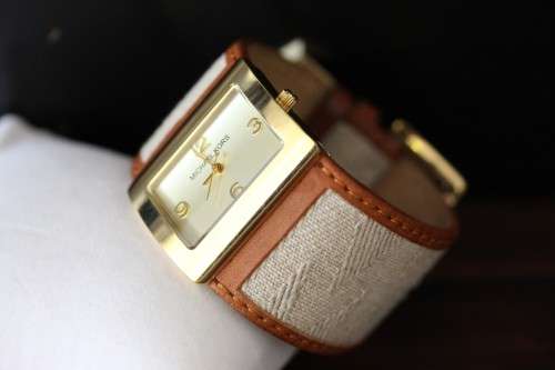 An awesome original Michael Kors (MK2094) ladies wrist watch with a broad genuine leather strap!