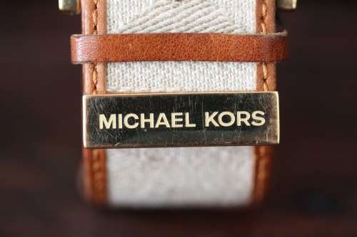 An awesome original Michael Kors (MK2094) ladies wrist watch with a broad genuine leather strap!
