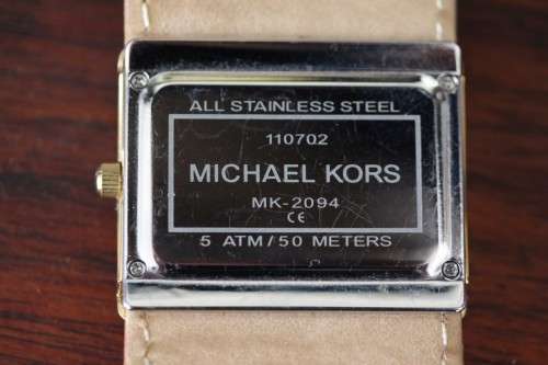 An awesome original Michael Kors (MK2094) ladies wrist watch with a broad genuine leather strap!