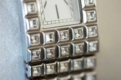 A stunning "DKNY" (ny3651) ladies wrist watch w/ a stainless steel & clear crystal bracelet