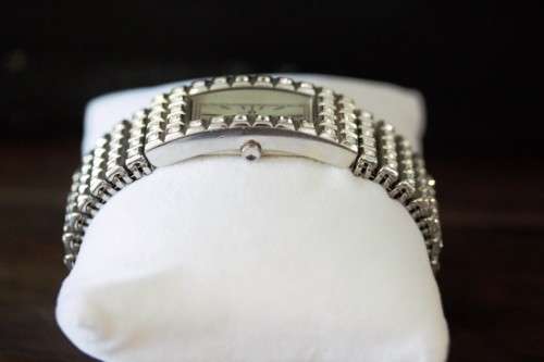 A stunning "DKNY" (ny3651) ladies wrist watch w/ a stainless steel & clear crystal bracelet