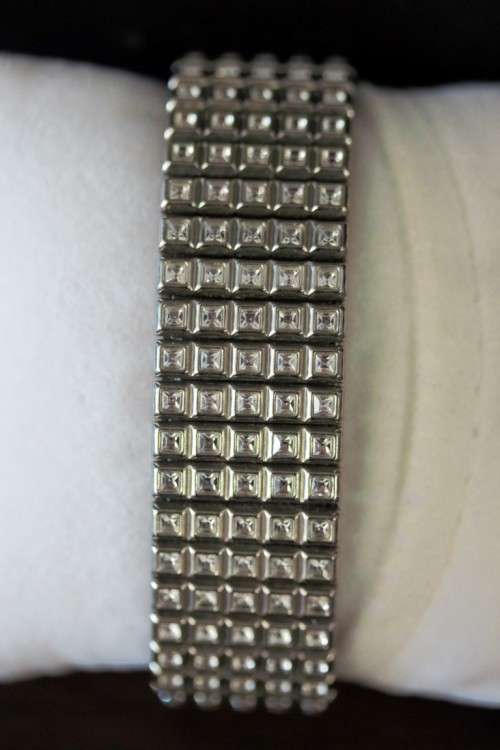 A stunning "DKNY" (ny3651) ladies wrist watch w/ a stainless steel & clear crystal bracelet