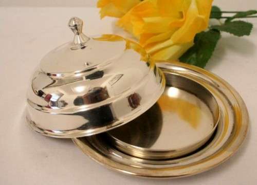 **RS17** A beautiful vintage silver plated lidded breakfast butter dish.