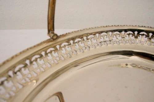 **RS17** A stunning vintage silver plated footed, handled bowl with gorgeous detailing.