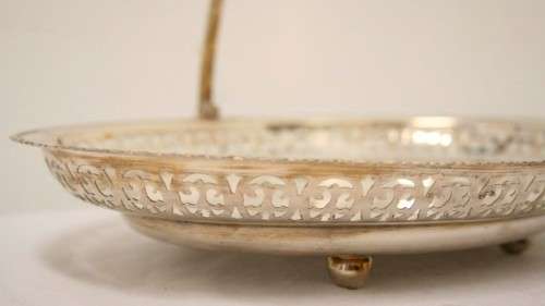 **RS17** A stunning vintage silver plated footed, handled bowl with gorgeous detailing.